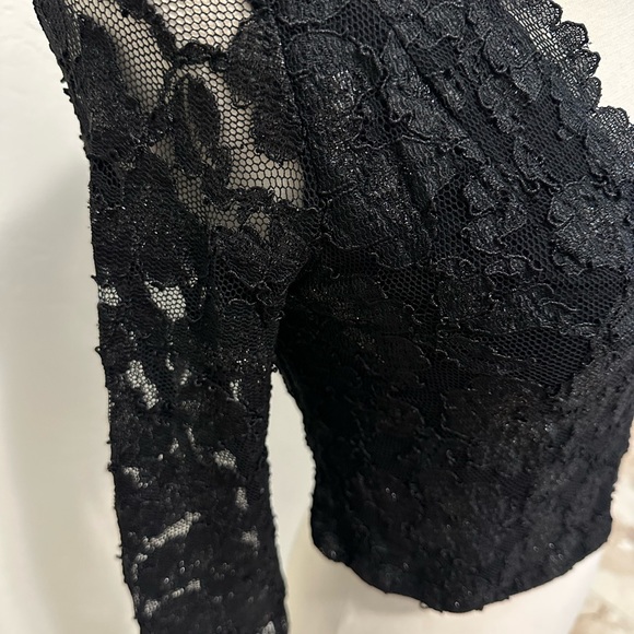 AQUA stretch Lace Plunging Neck Scallop Trim Crop Top with long sleeves black - Picture 5 of 7